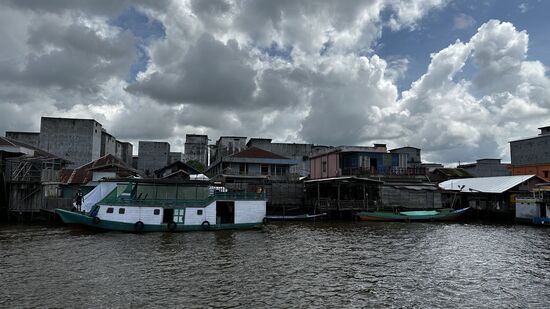 Wir legen auch gleich ab —hier ein letzter Blick auf den Hafen Kumai