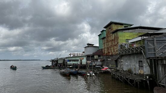 În dem Gebäude rechts nisten Schwalben, die durch Vogelgeschwitzer über Lautsprecher angelockt werden. Die Nester, die aus dem Speichel der Schwalben hergestellt wurden, gelten in China und in Thailand seit dem 15. Jahrhundert als Gourmet-Spezialität. Kunden zahlen hierfür hohe Geldbeträge.