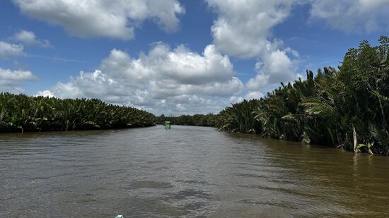 Wir sitzen vorn auch den Liegestühlen und genießen die Fahrt….