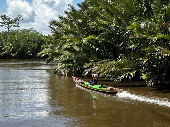 Hin und wieder überholen uns Einheimische mit ihren Motor-Kanus.