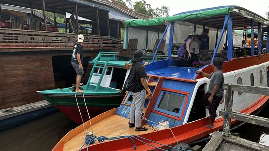 Am Nachmittag erreichen wir die erste Fütterungsstation: man muss hier schonmal über mehrere Boote steigen, um an Land zu kommen