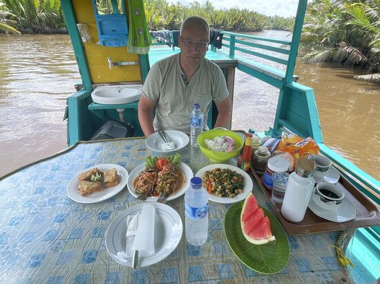 Gleich zur ersten Mahlzeit gibt es Fisch. Das Essen ist sehr gut und reichlich.
