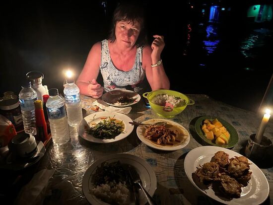 Dinner: es gibt immer eine Vorspeise. Das ist irgendwelche gebackenen, bzw frittierte Gemüsetaler-ähnlich unseren Kartoffelpuffern.
Dann Reis, gemischtes Gemüse—heute z.B. Wasserspinat, Scampi in süß-saurer Soße und zum Nachtisch Obst—heute Papaya