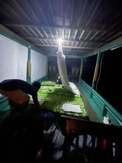 Abends macht der Junge, er heißt „Eco“ mit unserem Kapitän „Faisal“ unsere Schlafstelle fertig