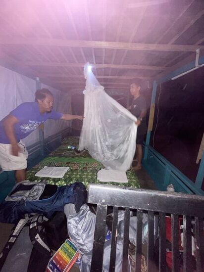 Das Bettlaken wird gespannt, das Moskitonetz kommt drüber und es gibt leichte Zudecken