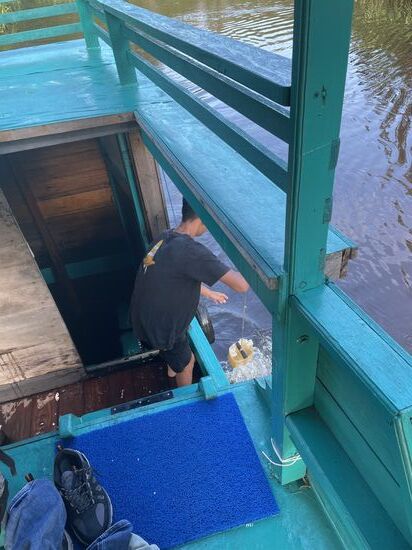 In der Toilette befindet sich ein großer Bottich mit Wasser, welches wir zum spülen nehmen. Alles geht natürlich direkt wieder zurück in den Fluss