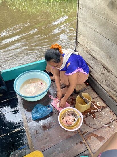 Darmi ist auch schon fleißig—heute gibt es wohl chicken…
Alles was nicht gut für uns ist, wirft sie direkt in den Fluß