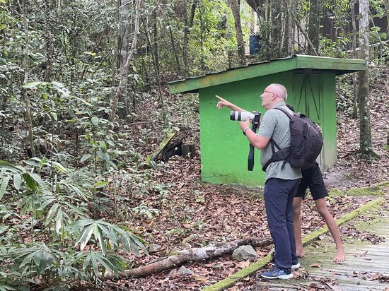 Wir fahren zum nächsten Nationalpark und Abu sucht nach Vögeln für Thomas