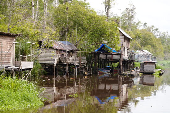 Wir schippern weiter den Fluss entlang und sehen Menschen, die in solchen Dörfern am Fluß leben…