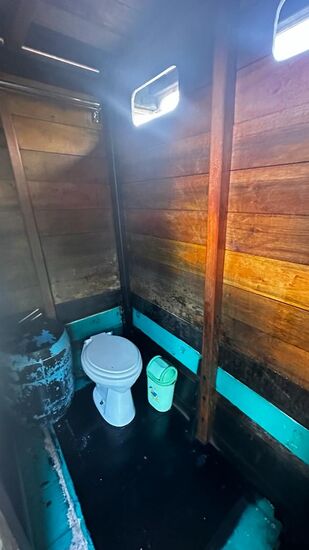 Das ist unsere Toilette. Links der Bottich mit Wasser zum spülen. Duschen können wir hier mit einer Handbrause, die ganz links an der Wand hängt. Der Wasserbehälter mit dem Duschwasser befindet sich oben an Deck.