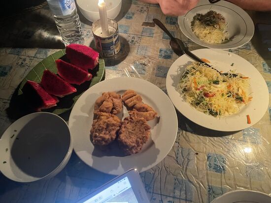 Heute gab es eine sehr gute Suppe mit Hühnerfleisch, Glasnudeln, frittierte Hähnchenstücke  und wieder frittierte Gemüsepufferchen