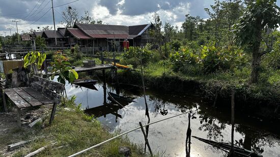 Es ist eben ein Dorf am River und es ist beschaulich, die Menschen dort sind es gewöhnt, dass man durch das Dorf geht, Fotos macht …