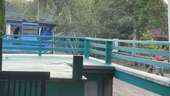 Kein schönes Foto—ich weiß… aber das ist mein Blick gerade: ich habe Internet und kann schreiben. Im Boote gegenüber ist man auch schon wach-ein junges Paar. Viele haben hier zu Zweit die Boote für sich allein. Sehr selten sieht man größere Gruppen. Links auf dem Steg sind 2 von der Besatzung und trinken Kaffee und winken mir zu.