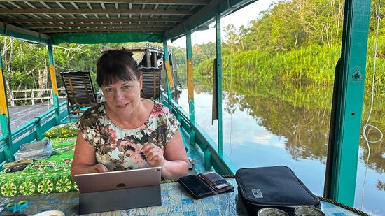 Jetzt ist Thomas auch schon auf und macht ein Foto von der anderen Seite—nur wenige Boote liegen hier—Der Junge hat schon die Seitenwände hochgerollt und unser Bett „gemacht“ 