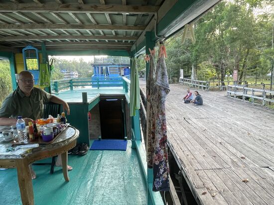 ….etwas später….die Guides trinken immer noch Kaffee und rauchen. Alle rauchen hier, sogar Darmi und der junge Eco—dafür hört man sie auch ständig husten