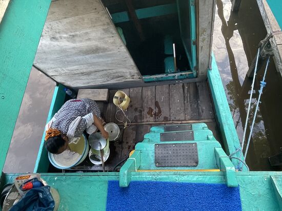 Darmi ist schon wieder fleißig—alle sind emsig—der Junge schrubbt alle Böden und Wände—gleich nach unserer Ankunft kommen neue Gäste aufs Boot.