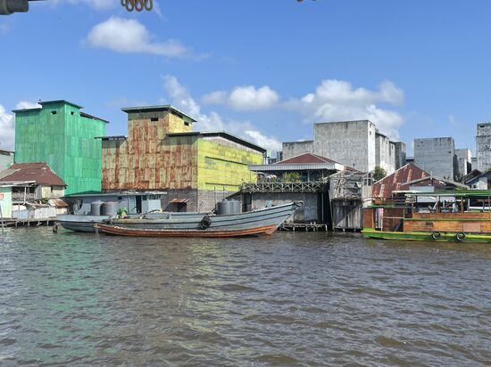 Da sind wir wieder im Hafen, wo alles begann. WIr werden von dem lauten Vogelgeschrei aus den Lautsprechern empfangen und ich nehme jetzt diese häßlichen großen Vogelhäuser besonders wahr