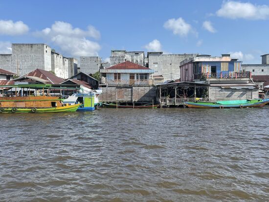 Wie häßlich sie das ganze Bild verschandeln…