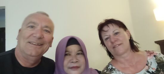 Auch sie möchte noch ein Selfie mit uns—dafür legt sie aber wieder fix die Abaya und das Kopftuch an…