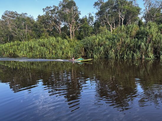 Schon zu früher Morgenstunde sind die Einheimischen mit ihren Kanus unterwegs. Hier würden sich auch Radarkontrollen lohnen 