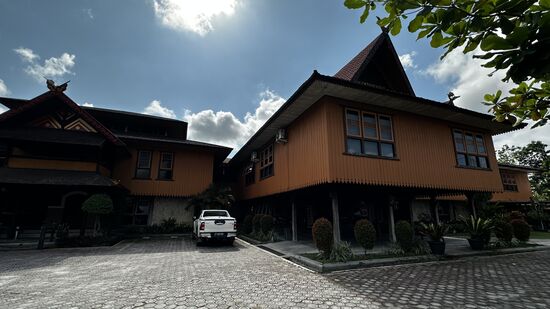 Daneben ist eine Bar und ein Café