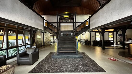 Die Lobby des Hotels—wir sind schon um 8.30 Uhr hier und dürfen gegen 11Uhr einchecken. Das ist schon mal ein nettes Entgegenkommen, korrekte Eincheckzeit wäre 15 Uhr