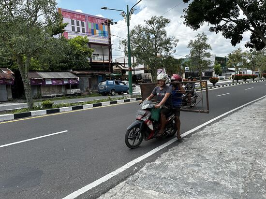 Es ist ja noch sehr früh, unser Zimmer bekommen wir ab 11 Uhr—also werden wir noch etwas den Ort erkunden.
Ich möchte Thomas auch etwas mit dem hiesigen Leben vertraut machen