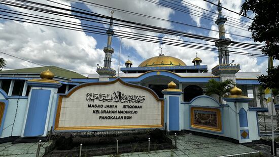 Eine Moschee—die meisten hier sind Muslime—aber wie ich zu jedem sage, Muslime der besonderen Art. Das wird jeder merken, der hier etwas ins Land „eintaucht“ 