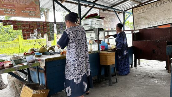 Wir kehren in einer der vielen Straßenküchen ein—ich weiß gar nicht, wie man diese hier nennt…