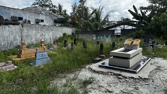 Gegenüber ist ein kleiner Friedhof