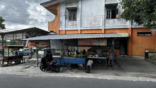 Da sitze ich noch, während Thomas die Fotos vom Friedhof macht….
Als die Männer aufbrechen und bezahlen, erleben wir eine Überraschung:
Einer der Männer zahlt für alle und auch für uns….