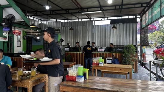 Jetzt haben wir Lust auf Lunch und begeben uns in das große Restaurant gegenüber. Hier bestellen wir uns gegrillten „Tilapia“
Der ist nicht riesig, aber dank der großen Portion Reis wird man satt 
Kosten für das gesamte Essen: 2x Tilapia und 2 große Getränke: 100.000 IDR/6,50 Euro