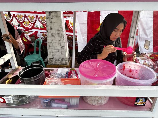 Ich beschließe aufs Dinner zu verzichten und dafür diese süße Köstlichkeit zu probieren-Es ist eine Süßspeise, für die verschiedene Zutaten in einen Plastikbecher geschichtet werden: eine Art Wackelpudding, Schokolade, Brot-oder Kekswürfel,Avocado,Eis….schmeckt jedenfalls gut und süß!