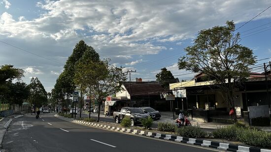 Von dem heftigen Regen ist nichts mehr zu sehen. Und ich bin erstaunt, wie sauber es überall ist. Kaum Müll! Haben sie tatsächlich hier etwas gelernt?