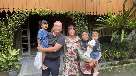 Nia besucht uns im Hotel mit 2 ihrer 3 Kinder. Wir haben ihr ein paar Geschenke mitgebracht. Sie ist Single-Mama. Das ist hier nicht ungewöhnlich und sie ist sehr stolz darauf. Sie muß deshalb hart arbeiten als Touren-Anbieter.