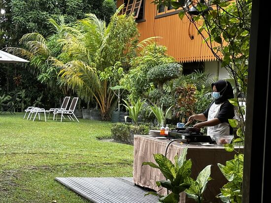 Der Garten des Hotels, es gibt frische gebratene Eier oder Omelettes
Es ist allerdings sehr nass, da es in der Nacht wieder viel geregnet hat