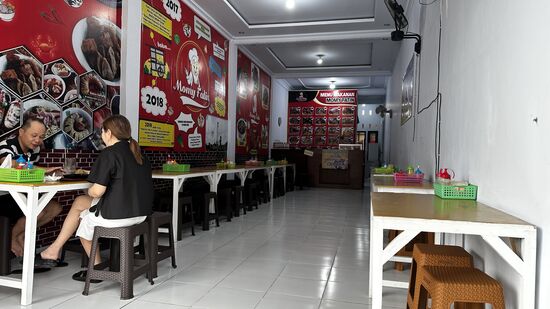 Gegen Mittag bestellen wir uns wieder eine Massage, danach besuchen wir dieses Restaurant. Dafür müssen wir doch einiges laufen, da viele heute-oder jetzt gerade geschlossen sind