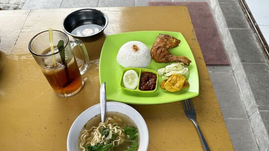 Thomas bestellt sich chicken—die Suppe gibt es immer gratis dazu