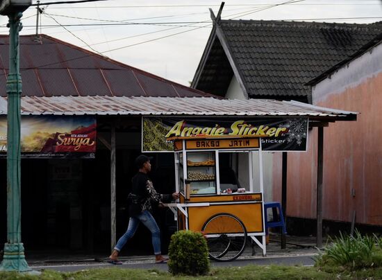 Der Junge läuft und verkauft auch kleine Leckereien