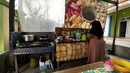 Die junge Frau ist eifrig am brutzeln und bietet uns auch etwas frittiertes an. Dann möchte sie auch ein Foto von mir, wie ich in ihre „Kekse“ beiße