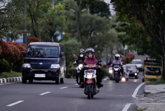 Gefährlich, weil es ja keine Fußwege gibt—auch heute sehen wir keinen einzigen Fußgänger…