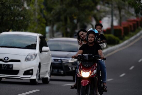 Dafür freut man sich umso mehr uns zu sehen…man winkt uns zu und freut sich…