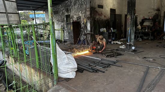 Hier wird gearbeitet: eine Werkstatt … Schmiede..?