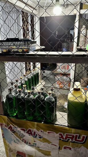 Hier wird Benzin verkauft…die Bikes stoppen und tanken hier Flaschenweise…