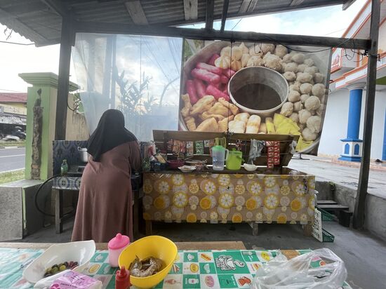Sie werkelt und brutzelt anscheinend auf Vorrat, denn außer uns sind keine weiteren Gäste da