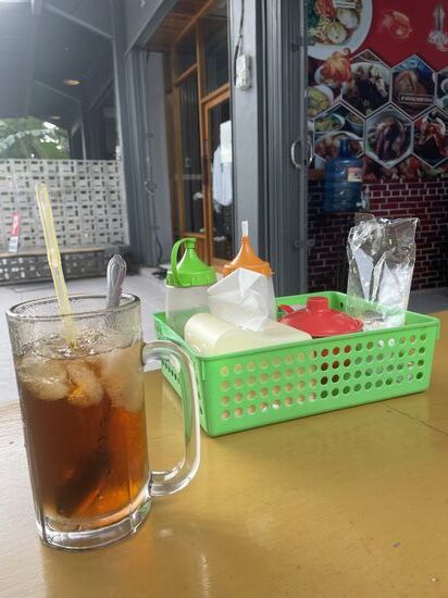 Dieser Eistee ist ein gängiges Getränk hier—schwarzer Tee mit viel Eis und noch mehr Zucker…