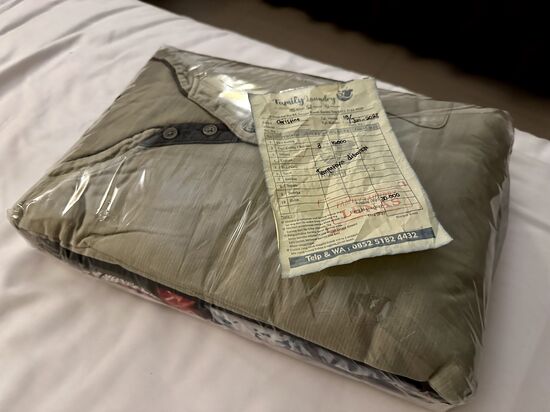 Thomas holt unser Wäschepaket ab: so fein gefaltet und eingepackt bekommt man es zurück—das Ganze für 70 Cent pro Kilo.
Ist es ein Wunder, dass viele Rentner hier ihren Lebensabend verbringen möchten?