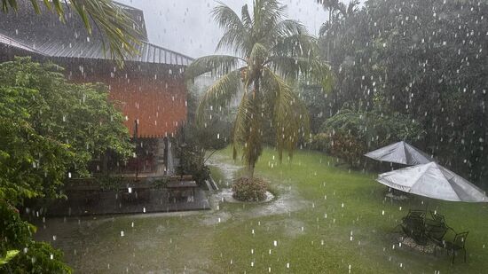 Nun müssen wir hier noch den ganzen Tag herumbringen. Immer wieder regnet es.
Und zwar richtig—im Nu steht alles im Wasser