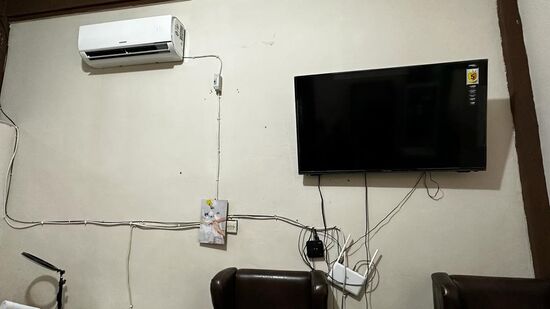 Interessantes High-Tech-Gewusel…trotzdem funktioniert das Internet.
Bereitwillig gibt man uns das wlan-Passwort 