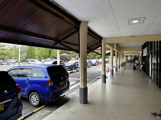 Nachdem wir noch zu Mittag gegessen haben, lassen wir uns von dem Rezeptionisten ein Taxi rufen, der uns für 100.000 IDR/ 6 Euro zum Airport bringt